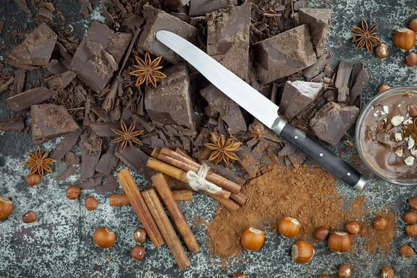 Eskimiş Bir Arka Planda Kakao Çekirdeği Fındıklı Siyah Çikolata — Stok fotoğraf