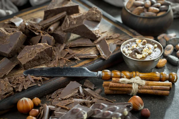Tmavá Čokoláda Složení Kakaovými Boby Ořechy Starém Pozadí — Stock fotografie