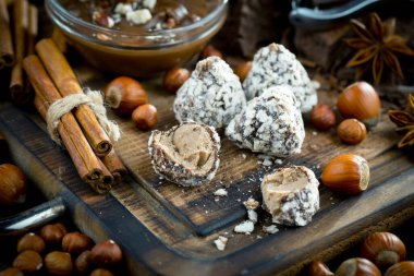 Kakao çekirdeğinin arka planında koyu çikolata ve mutfak malzemeleri.