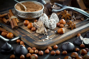 Kakao çekirdeğinin arka planında koyu çikolata ve mutfak malzemeleri.