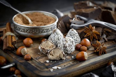 Kakao çekirdeğinin arka planında koyu çikolata ve mutfak malzemeleri.