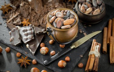 Eski bir arka planda kaşıkta kakao çekirdekleri