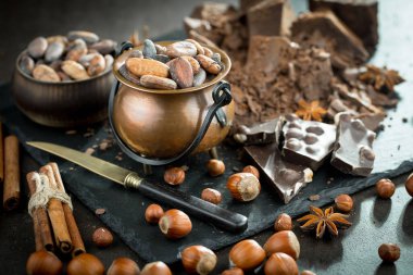 Eski bir arka planda kaşıkta kakao çekirdekleri