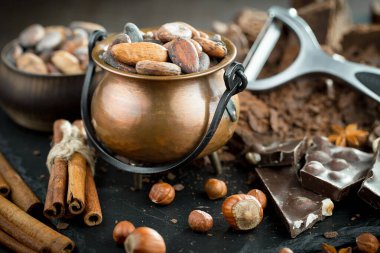 Eski bir arka planda kaşıkta kakao çekirdekleri