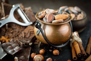 Eski bir arka planda kaşıkta kakao çekirdekleri