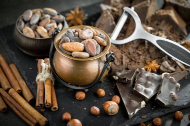 Eski bir arka planda kaşıkta kakao çekirdekleri