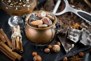 Eski bir arka planda kaşıkta kakao çekirdekleri