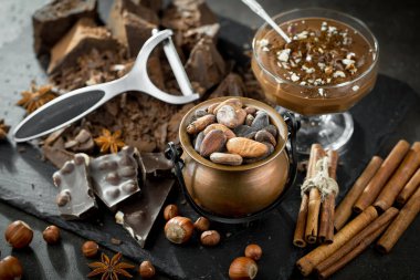 Eski bir arka planda kaşıkta kakao çekirdekleri