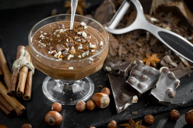 Eski bir arka planda sıcak çikolata