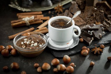 Eski bir arka planda sıcak çikolata