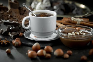 Eski bir arka planda sıcak çikolata