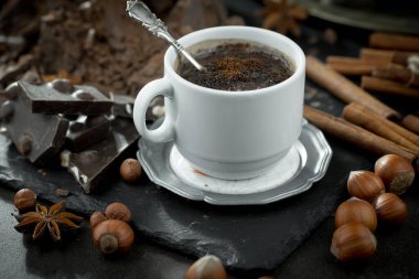 Eski bir arka planda sıcak çikolata