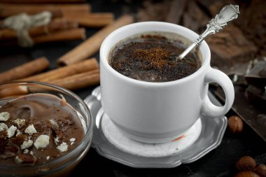 Eski bir arka planda sıcak çikolata