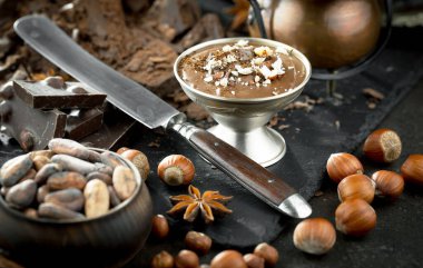 Eski bir arka planda sıcak çikolata