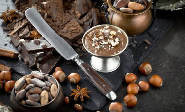 Eski bir arka planda sıcak çikolata