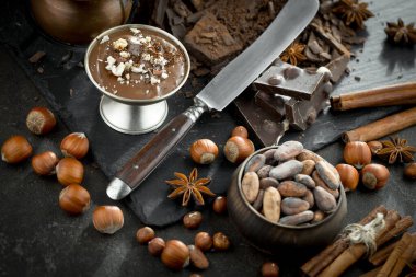 Eski bir arka planda kaşıkta kakao çekirdekleri