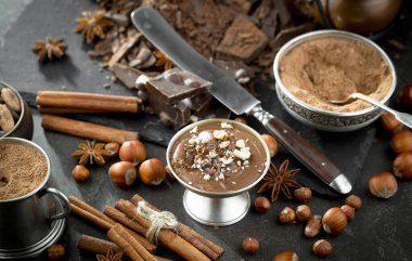 Eski bir arka planda sıcak çikolata