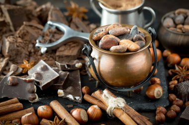 Eski bir arka planda kaşıkta kakao çekirdekleri