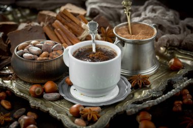 Eski bir arka planda sıcak çikolata