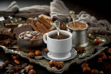 Eski bir arka planda sıcak çikolata