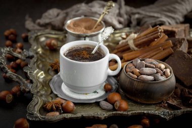 Eski bir arka planda sıcak çikolata