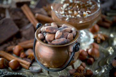 Eski bir arka planda kaşıkta kakao çekirdekleri