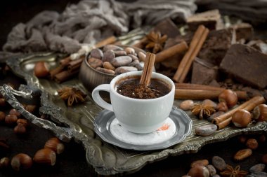 Eski bir arka planda sıcak çikolata