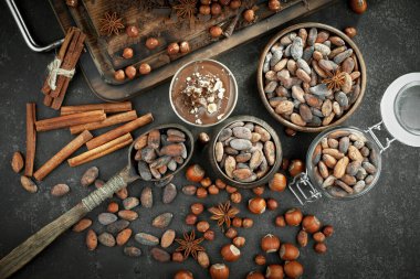 Kakao çekirdeğinin arka planında koyu çikolata ve mutfak malzemeleri.