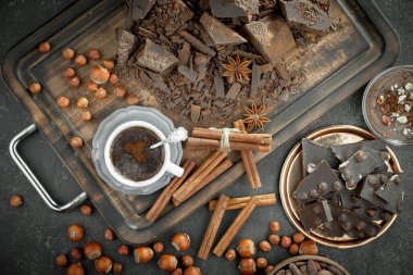 Kakao çekirdeğinin arka planında koyu çikolata ve mutfak malzemeleri.