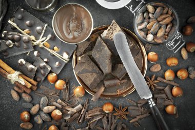 Kakao çekirdeğinin arka planında koyu çikolata ve mutfak malzemeleri.