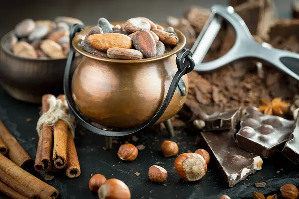 Eski bir arka planda kaşıkta kakao çekirdekleri