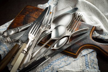 Eski bir arkaplanda gümüş eşyalar.