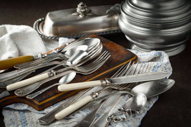 Eski bir arkaplanda gümüş eşyalar.