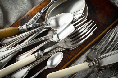 Eski bir arkaplanda gümüş eşyalar.