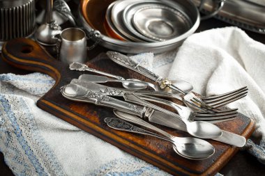 Eski bir arkaplanda gümüş eşyalar.