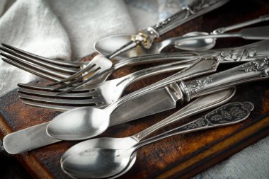 Eski bir arkaplanda gümüş eşyalar.