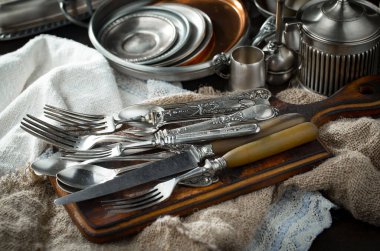 Eski bir arkaplanda gümüş eşyalar.