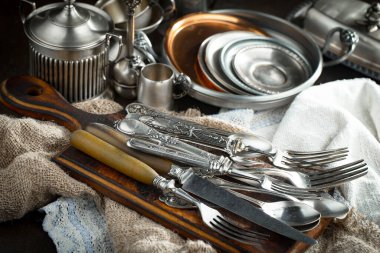 Eski bir arkaplanda gümüş eşyalar.