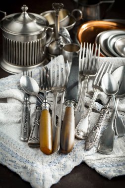 Eski bir arkaplanda gümüş eşyalar.