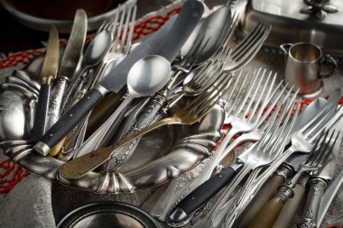 Eski bir arkaplanda gümüş eşyalar.