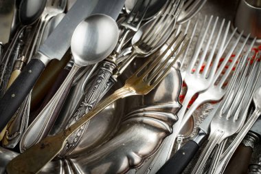 Eski bir arkaplanda gümüş eşyalar.