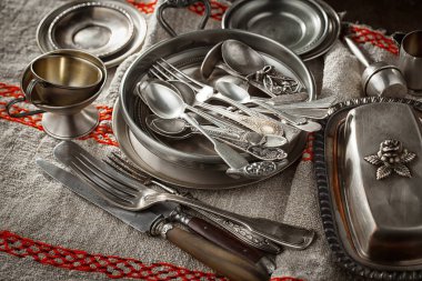 Eski bir arkaplanda gümüş eşyalar.