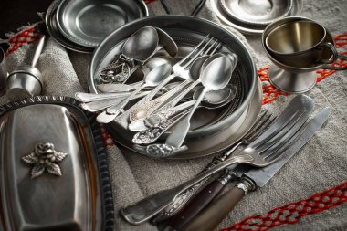 Eski bir arkaplanda gümüş eşyalar.