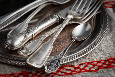 Eski bir arkaplanda gümüş eşyalar.