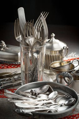 Eski bir arkaplanda gümüş eşyalar.