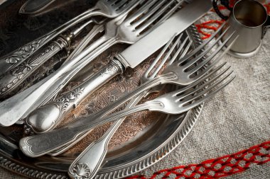 Eski bir arkaplanda gümüş eşyalar.