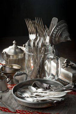 Eski bir arkaplanda gümüş eşyalar.