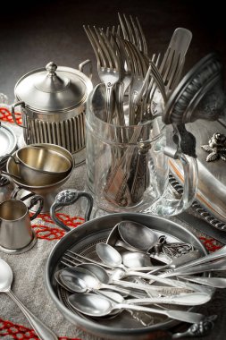 Eski bir arkaplanda gümüş eşyalar.