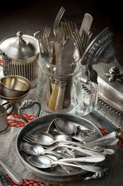 Eski bir arkaplanda gümüş eşyalar.