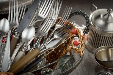 Eski bir arkaplanda gümüş eşyalar.